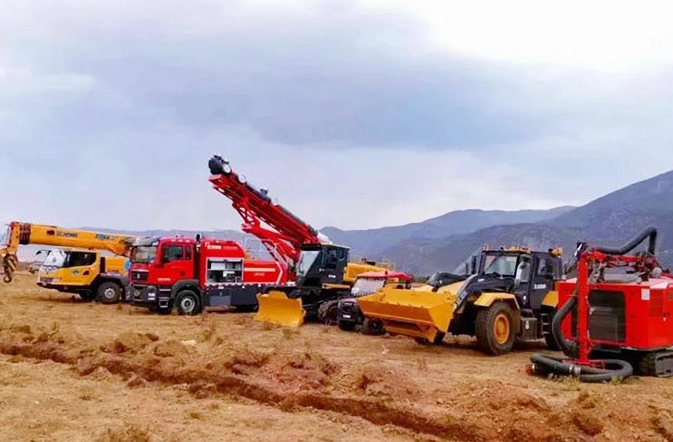 徐工參與空地聯合營救滅火、“孤島”救援、堰塞湖險情處置等實戰演練。