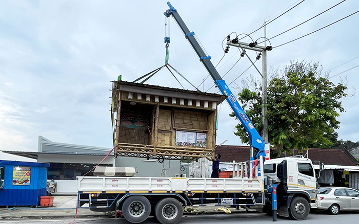 徐工SQS157TL-4隨車起重機穿梭東南亞街頭轉運物料